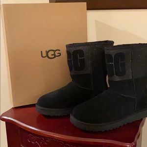 Brand New Ugg’s Classic Short Sparkle Size 9
